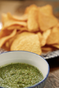 Uzkodu plate ar pupiņu humusu, koriandra salsu, jalapeño siera mērci un lielajiem tortiljas čipsiem