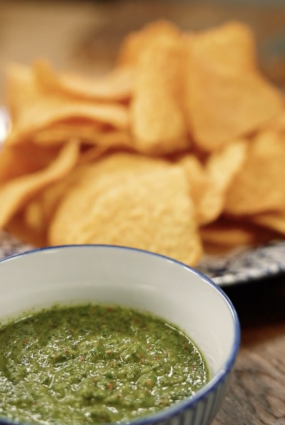 Uzkodu plate ar pupiņu humusu, koriandra salsu, jalapeño siera mērci un lielajiem tortiljas čipsiem