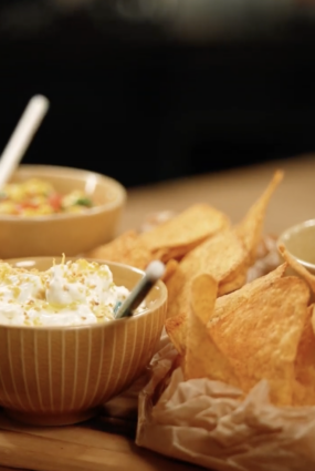 Uzkodu plate ar fetas dip, gvakamoli un kukurūzas salsu un lielajiem tortiljas čipsiem