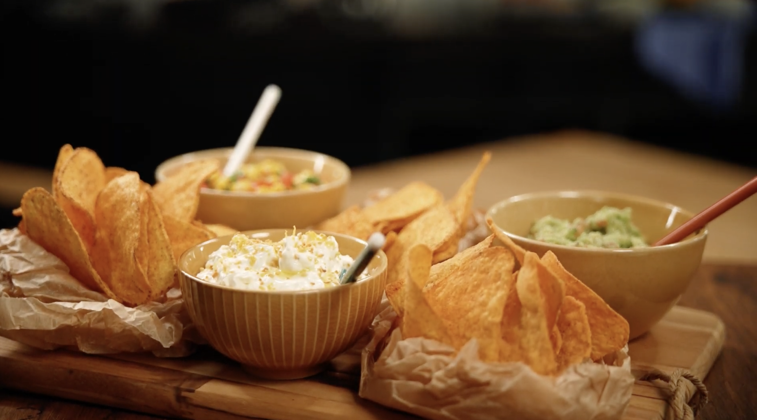 Uzkodu plate ar fetas dip, gvakamoli un kukurūzas salsu un lielajiem tortiljas čipsiem