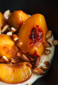 Svaigi marinēti persiki Marokas garšvielu sīrupā