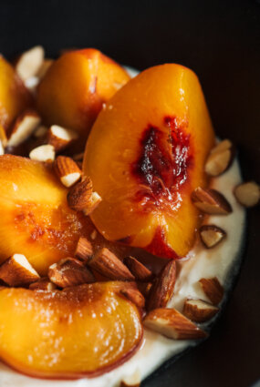 Svaigi marinēti persiki Marokas garšvielu sīrupā