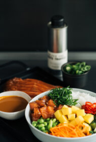 Pokijs ar saldskābajā sojas marinādē mazsālītu lasi