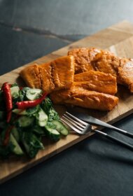 Mencas fileja sarkanā karija un apelsīnu marinādē