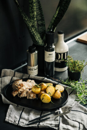 Grieķu jogurta un citronpiparu marinādē cepti vistas šķiņķīši