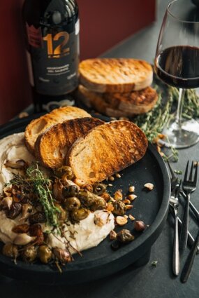 Fetas siera krēms ar ceptām olīvām