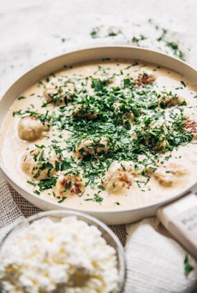 Maltās gaļas un biezpiena bumbiņas sīpolu mērcē