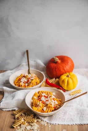 Pasta ķirbju un biezpiena mērcē