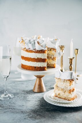 RIEKSTU BISKVĪTA KŪKA AR APELSĪNU KRĒMU UN MERINGU