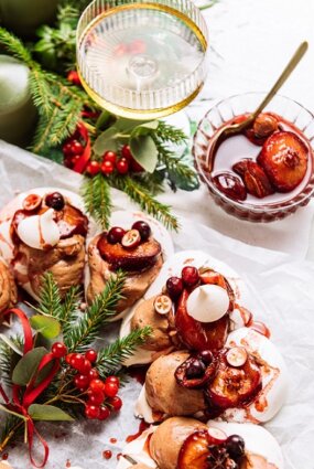 PAVLOVAS VAINAGS AR ŠOKOLĀDES MUSSU UN MARINĒTĀM PLŪMĒM