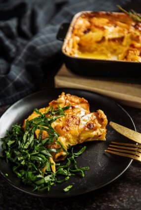 Kartupeļu gratēns ar siera mērci