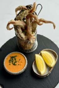 Kalmāri tempurā ar sarkanā pesto aioli mērci