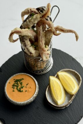 Kalmāri tempurā ar sarkanā pesto aioli mērci