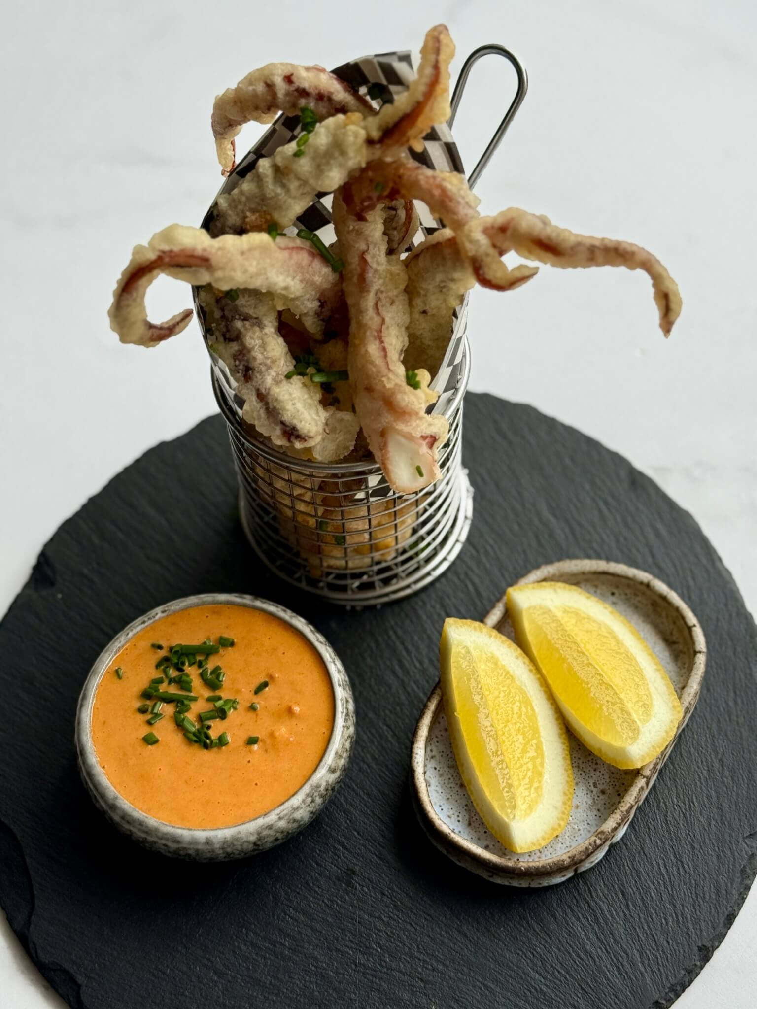 Kalmāri tempurā ar sarkanā pesto aioli mērci
