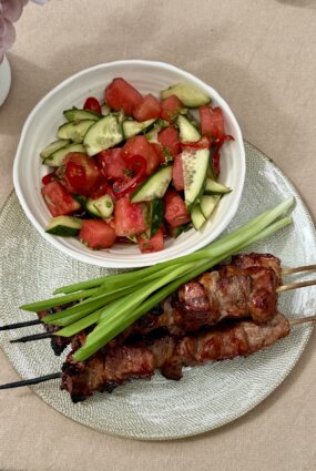 Cūkgaļas šašliks Korejas Teriyaki BBQ marinādē ar svaiga arbūza salātiem Ponzu, čili un piparmētru glazūras mērcē