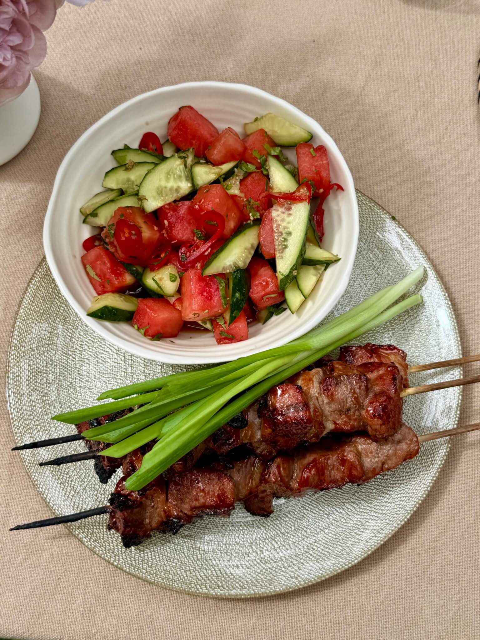 Cūkgaļas šašliks Korejas Teriyaki BBQ marinādē ar svaiga arbūza salātiem Ponzu, čili un piparmētru glazūras mērcē