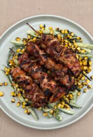 Grilēts vistas iesmiņš medus BBQ teriyaki mērcē ar grilētas kukurūzas un gurķu salātiem