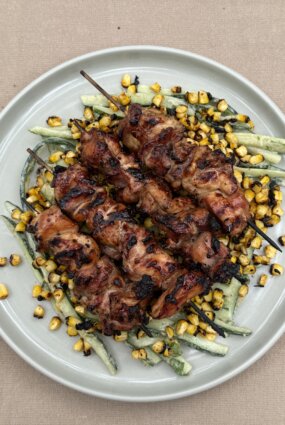 Grilēts vistas iesmiņš medus BBQ teriyaki mērcē ar grilētas kukurūzas un gurķu salātiem