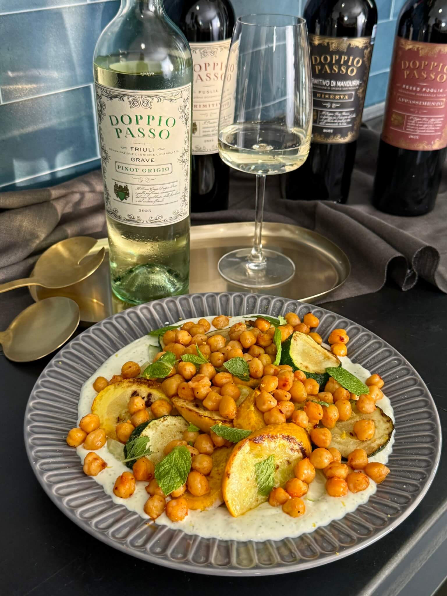 Grilēta cukīni salāti ar krēmīgu rikotas un citronu siera krēmu un kraukšķīgiem zirņiem