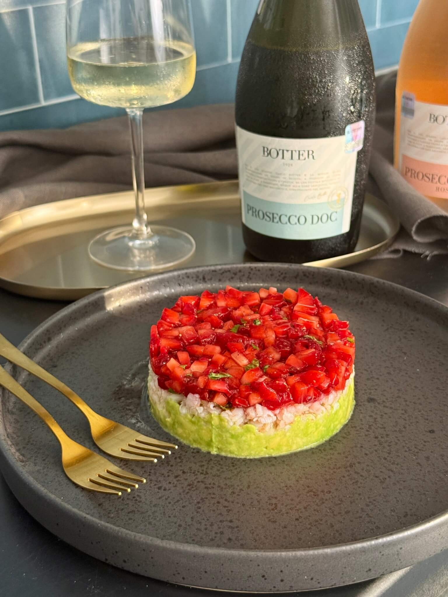 Garneļu, avokado un zemeņu tartars
