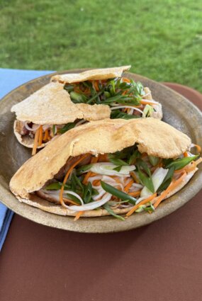 Pita maize ar vistu teriyaki mērcē un grilētu kāpostu un jogurta – Kimči mērcē