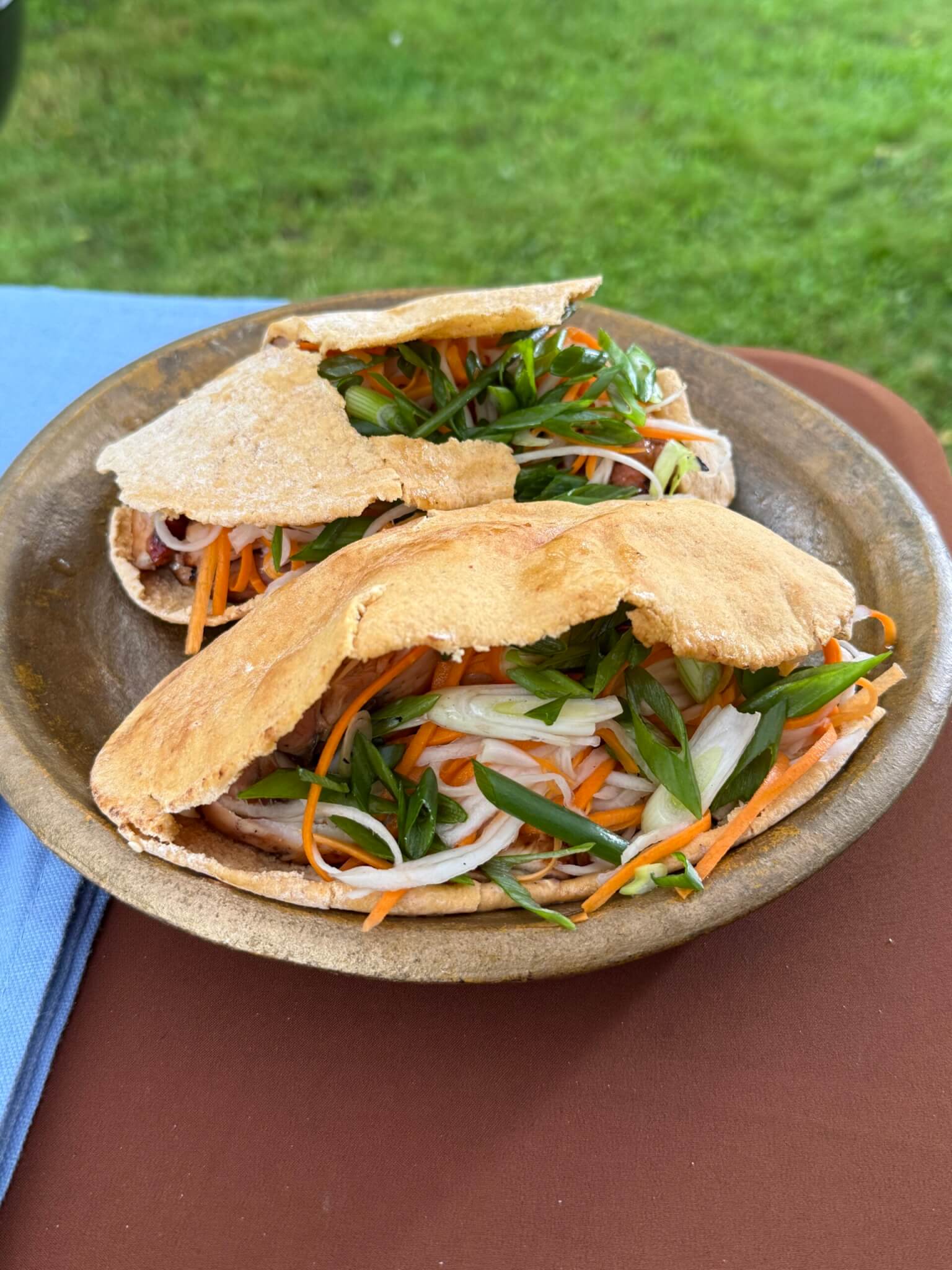 Pita maize ar vistu teriyaki mērcē un grilētu kāpostu un jogurta – Kimči mērcē