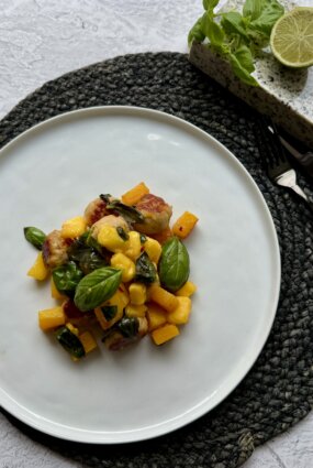 Malta tītara kotletes ar ceptu ķirbi, svaigu mango vieglu “hot honey”